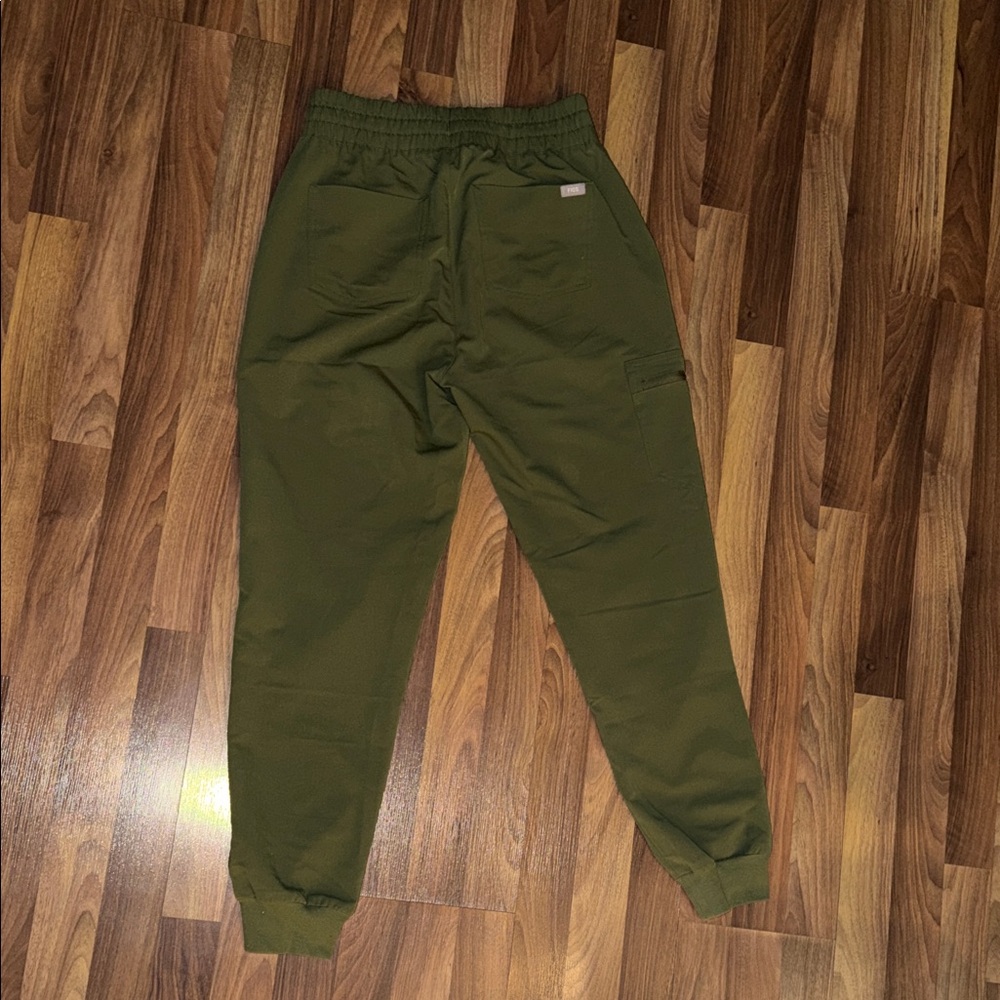 FIGS Olive Green Scrub Jogger with Pink Drawstring - Picture 4 of 4